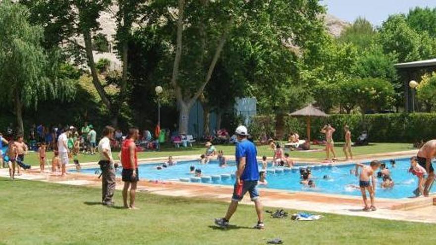 Una piscina plena de bitllets de 200 i 500 euros en un poble d&#039;Alacant