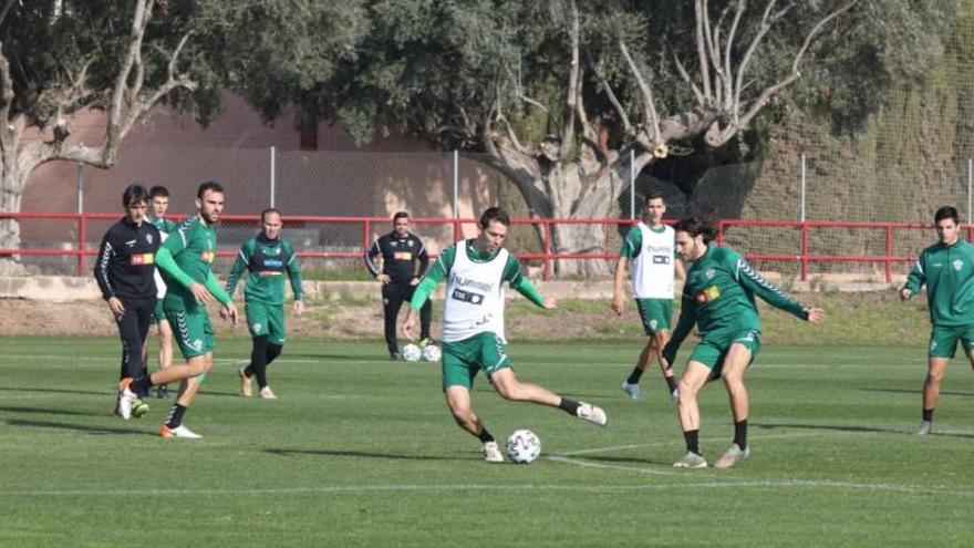 Los jugadores del Elche, durante el entrenamiento de este martes