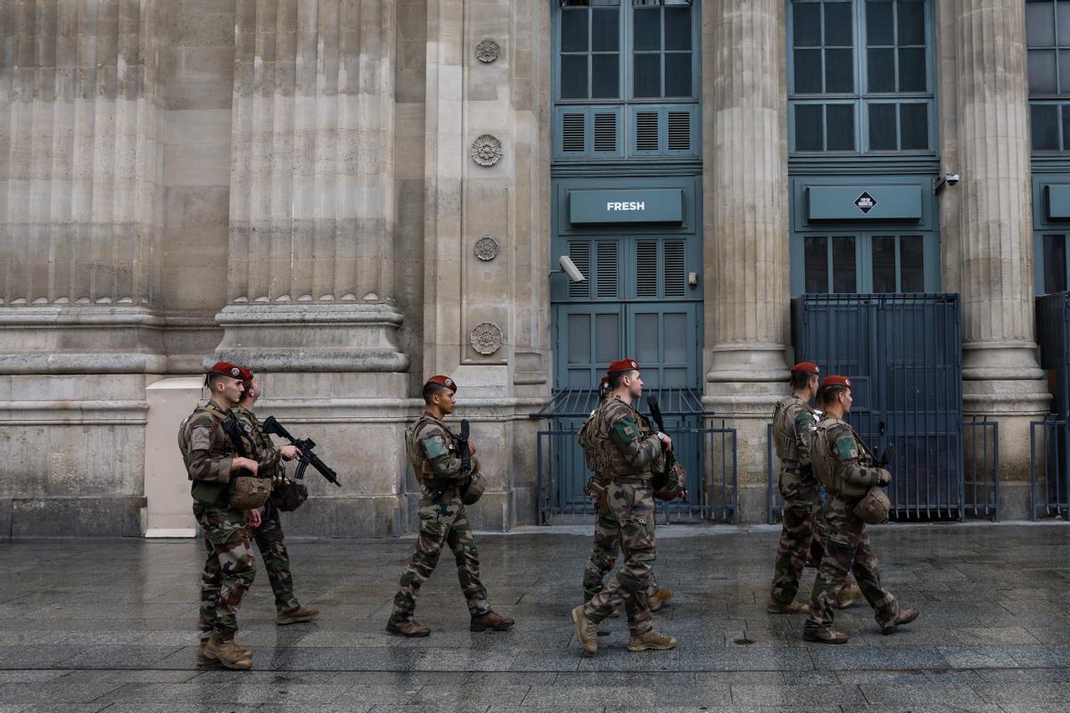 Paris (France), 26/07/2024.- French military personnel patrol outside Gare du Nord station in Paris, France, 26 July 2024. Frances high speed rail network TGV was severely disrupted on 26 July following a massive attack, according to train operator SNCF, just hours before the opening ceremony of the Paris 2024 Olympic games. French Transport Minister Patrice Vergriete condemned these criminal actions saying that they would seriously disrupt traffic until this weekend. Around 800,000 passengers are expected to be affected over the weekend. (Francia) EFE/EPA/MAST IRHAM