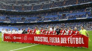 Pancarta de apoyo a Vinícius Jr. previo al partido de LaLiga entre el Rayo Vallecano y el Real Madrid en el estadio Santiago Bernabéu /