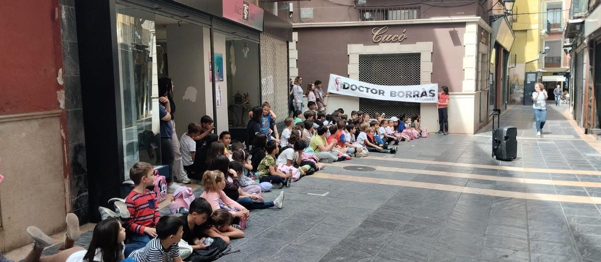 Alumnos del Dr. Borràs en el casco antiguo de Xàtiva, en la carrera de Aspromivise.