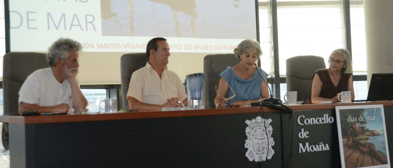 La presidenta del Museo do Pobo Galego (primera dcha.), ayer, en la presentación en Moaña.   | // GONZALO N.