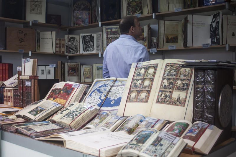 Ambiente en la Feria del Libro de València