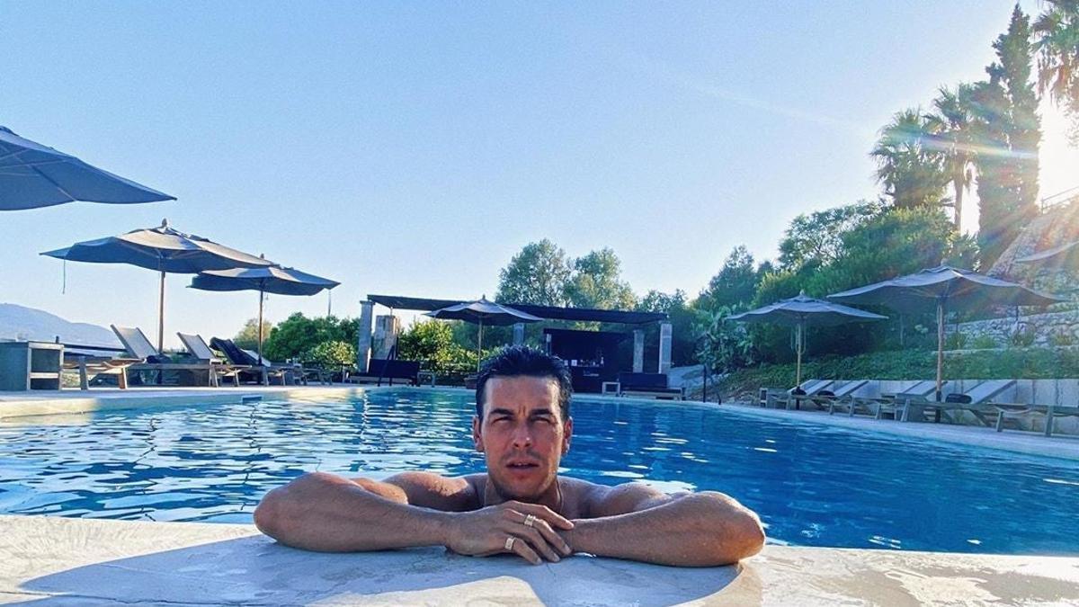 Mario Casas disfruta de unas vacaciones en Mallorca junto a Déborah François