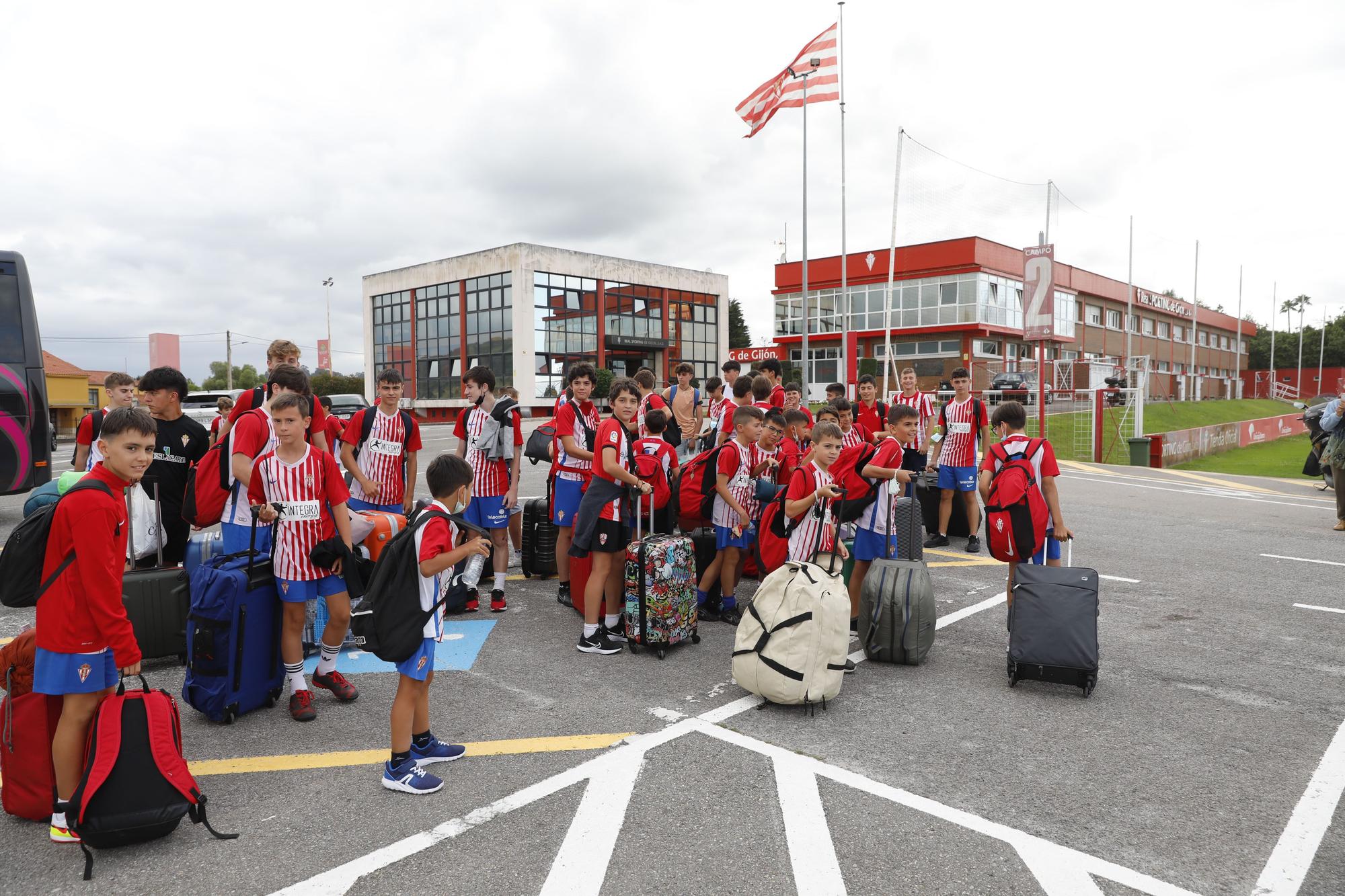 En imágenes: La escuela del fútbol del Sporting recibe a un centenar de jóvenes del primer turno del campus