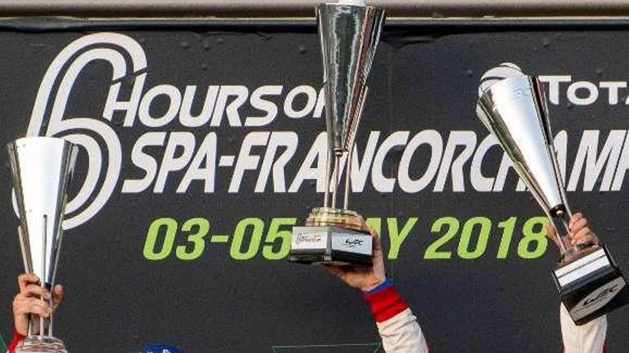 Alonso, en el centro de la imagen, en lo más alto del podio belga.