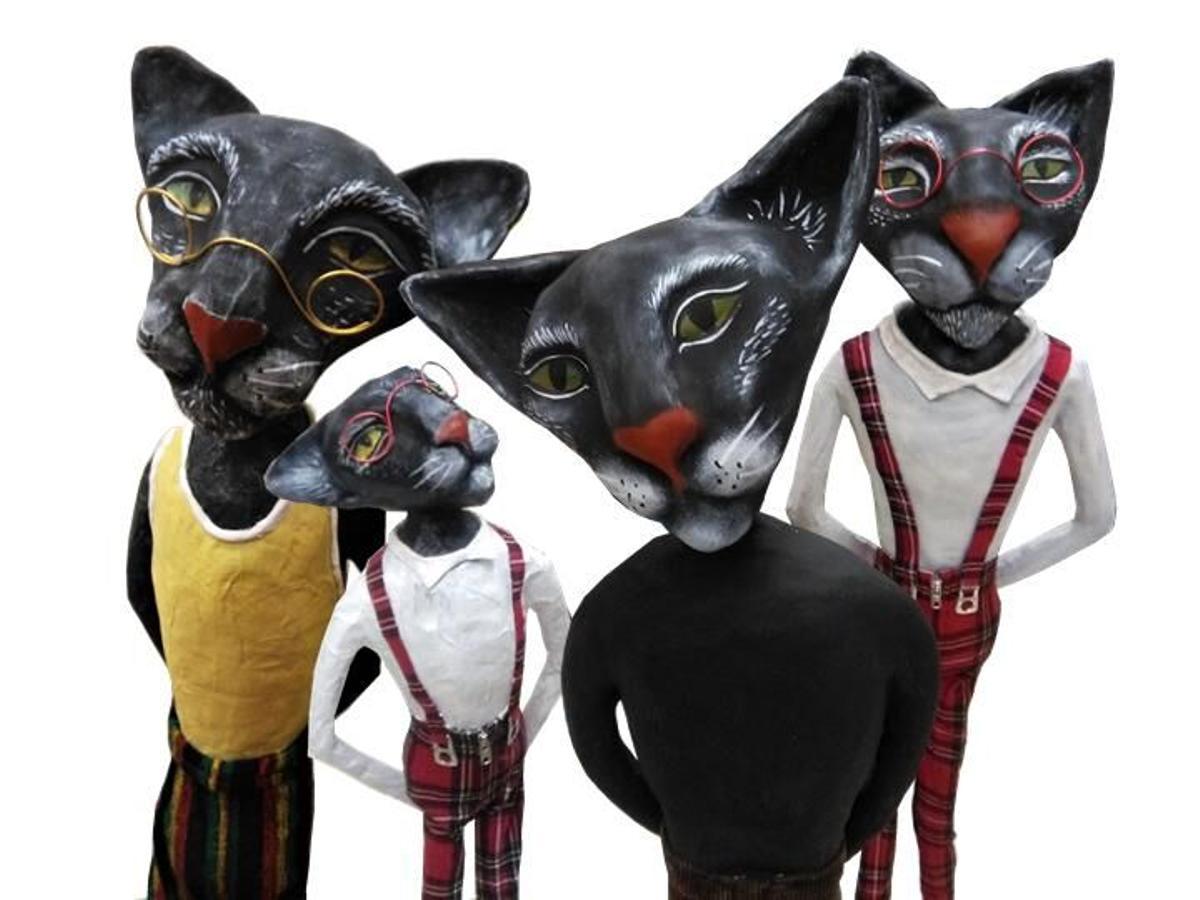 Antía Ferrer Lendoyro, artesana del papel y el cartón en su taller El Tigre de Papel de A Coruña donde crea personajes de papel, escenografías.... Viejos oficios.
