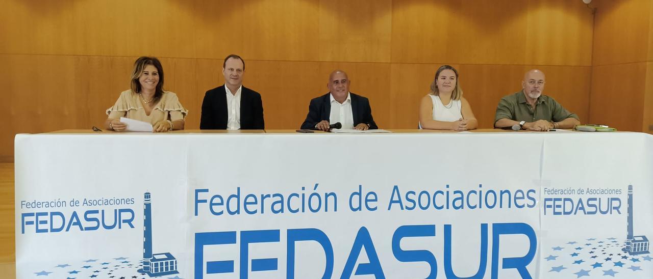 Por la izquierda, Ana María Caré, Óscar Hernández, Luis León, Irasema Hernández y Gian Luca Seccetto, durante la presentación de Fedasur.