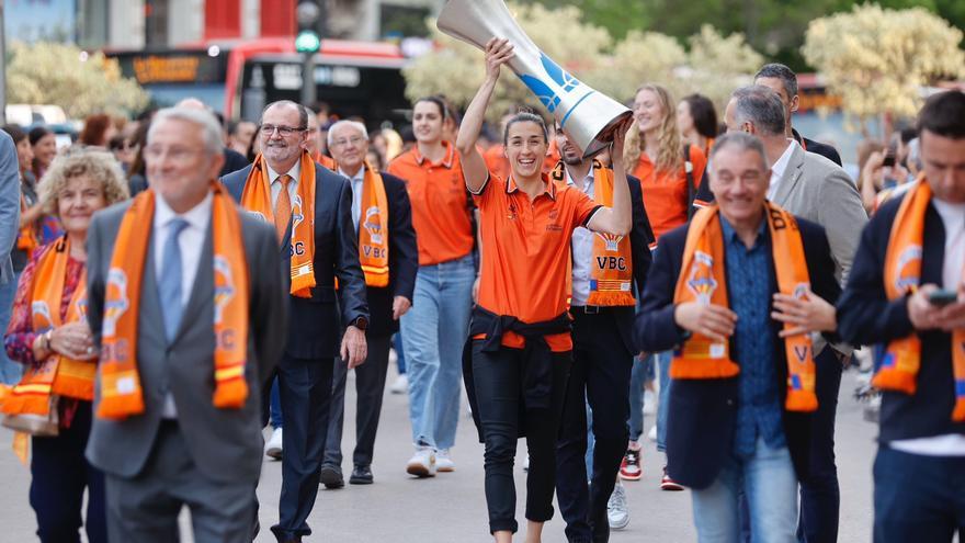 València se tiñe de naranja para celebrar una &quot;nueva era&quot; del baloncesto femenino español
