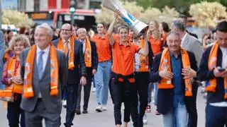 València se tiñe de naranja para celebrar una "nueva era" del baloncesto femenino español