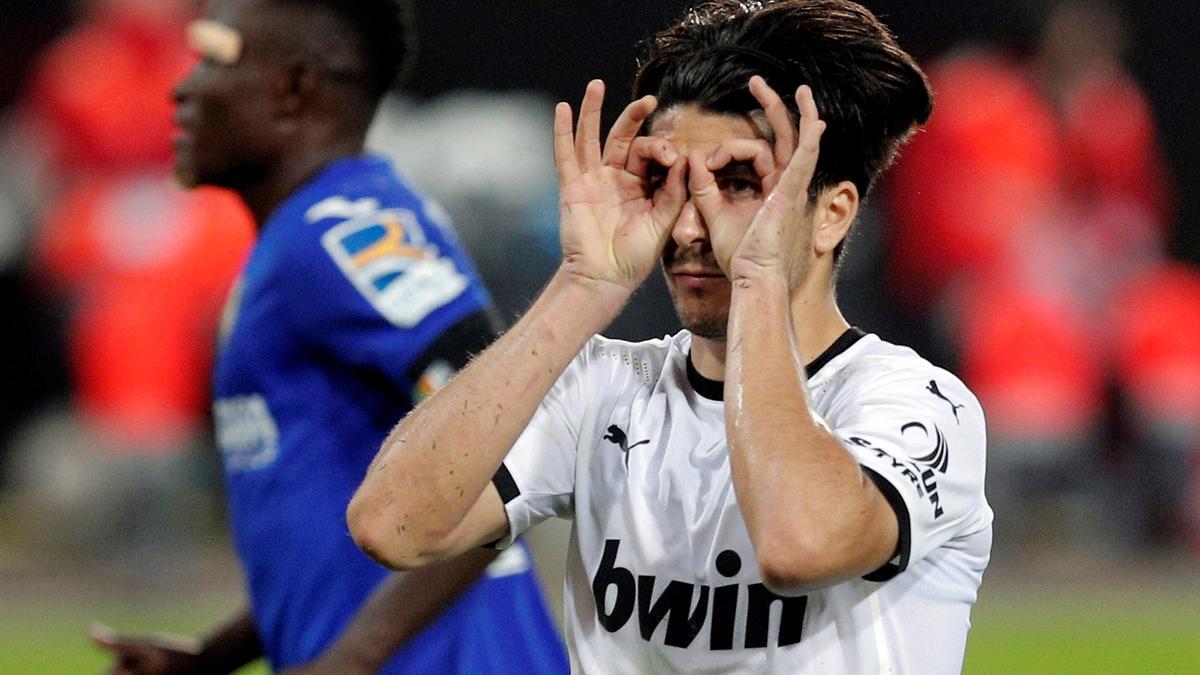 Carlos Soler celebra un gol, durante un partido del Valencia CF contra el Getafe.