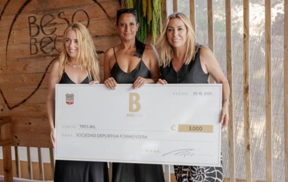 Angie L. Grijalbo y Judith Masoni entregan el donativo a María Millet , administradora de Club de Fútbol Formentera 