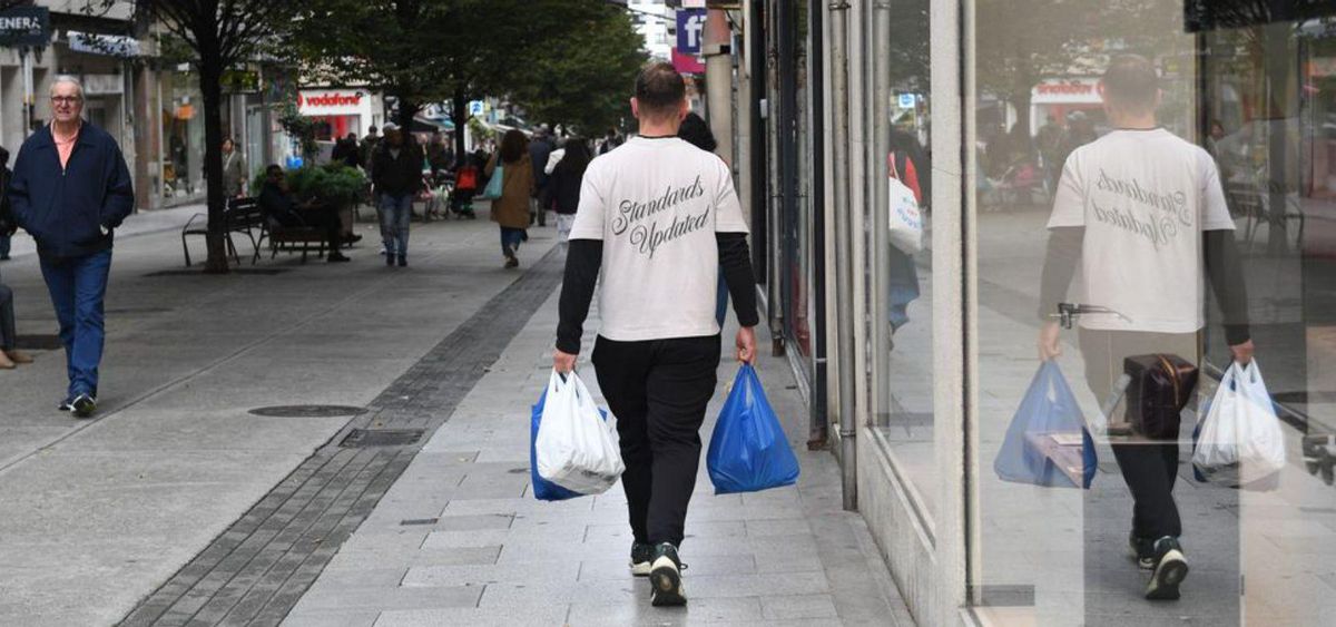 Un comprador en la calle
 Barcelona.  |  C.P.