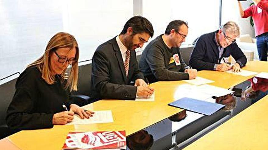 Signatura de l&#039;acord entre sindicats i el conseller d&#039;Administració Pública, Jordi Puigneró.