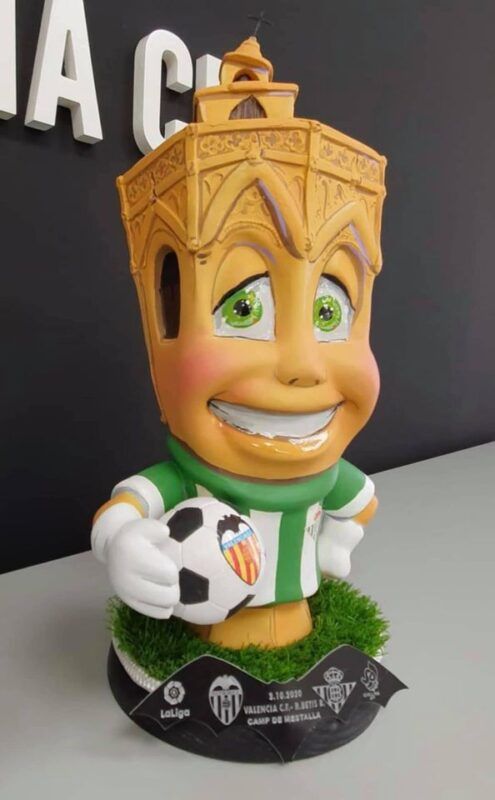 El ninot recibido por el Betis