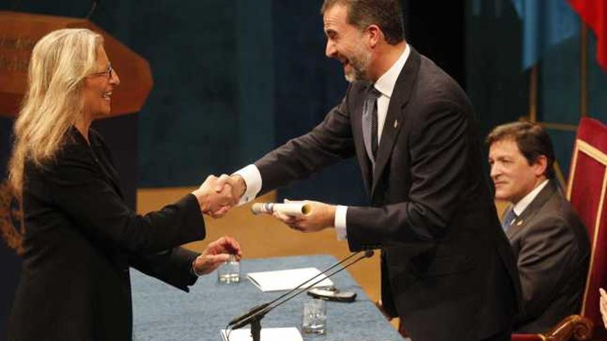 Leibovitz recibe el premio de manos del Príncipe. | luisma murias