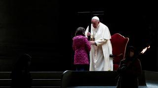 El Papa invita en el Vía Crucis a mirar el mundo con la perspectiva de los niños