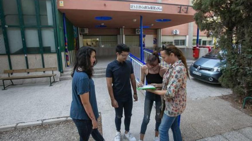 Las madres continuarán con la recogida de firmas en todo el municipio.