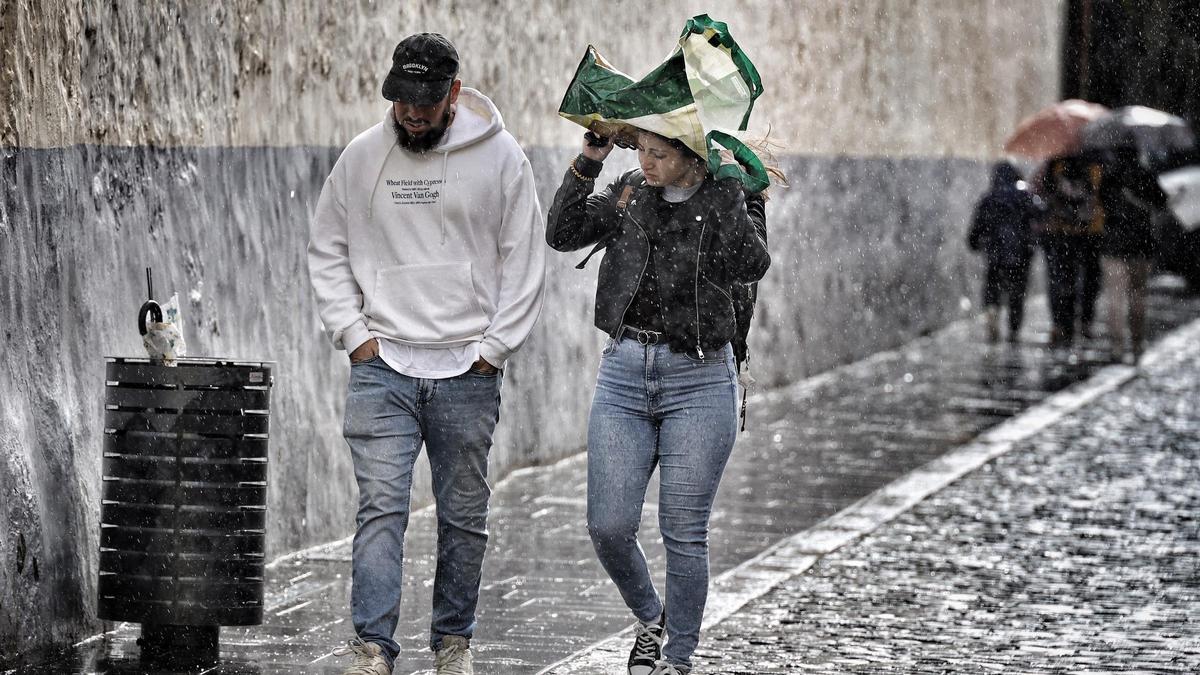 Las fuertes lluvias asociadas a la borrasca 'Nuria' la semana pasada sorprenden a algunas personas en La Laguna.