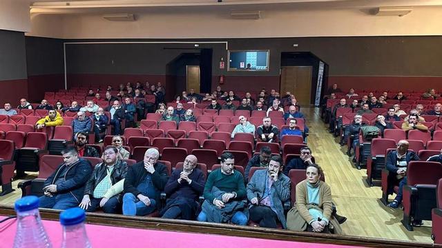Una reunión de bateeiros mantenida en Boiro en febrero pasado, originada por la “guerra de la mejilla”. En primera fila, algunos destacados dirigentes de PSOE y BNG.   | //  FDV