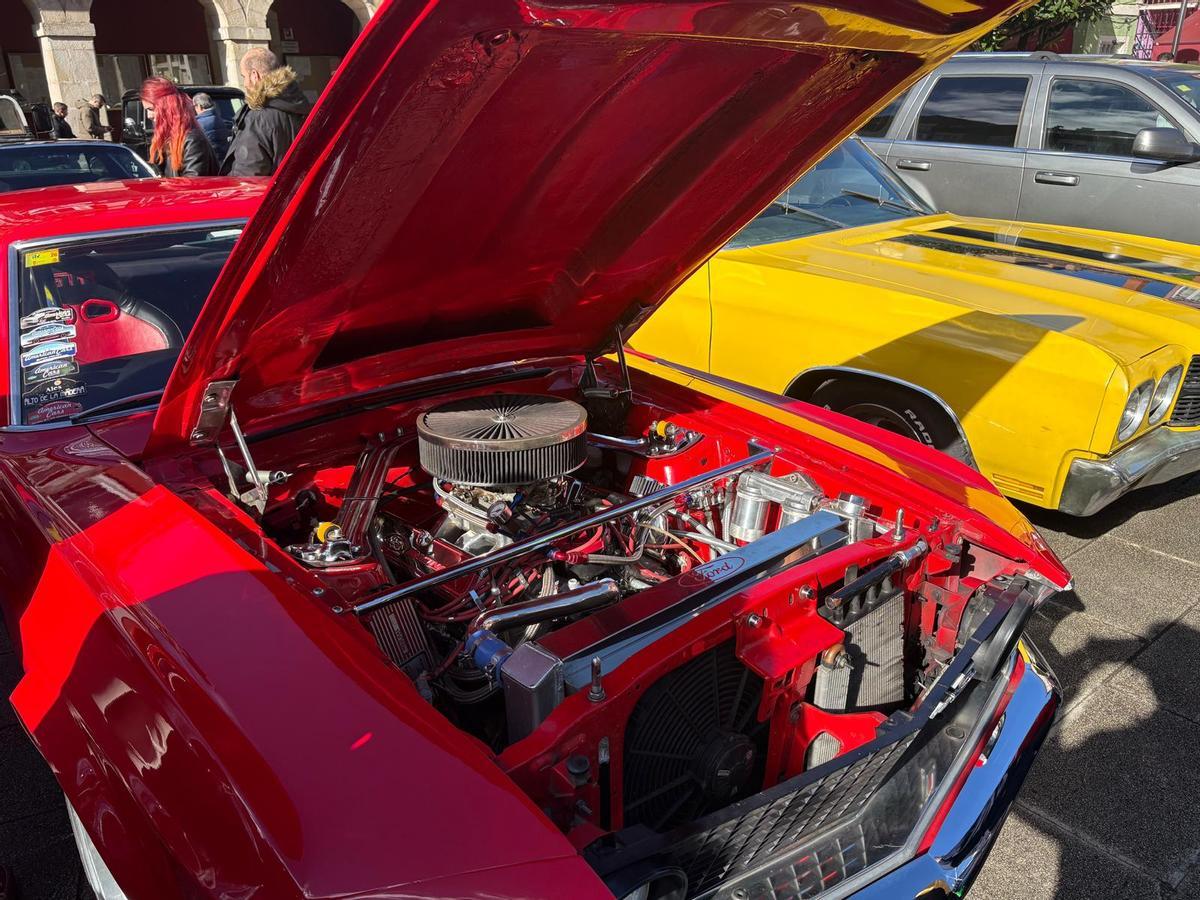 Concentración de coches clásicos americanos en Mieres