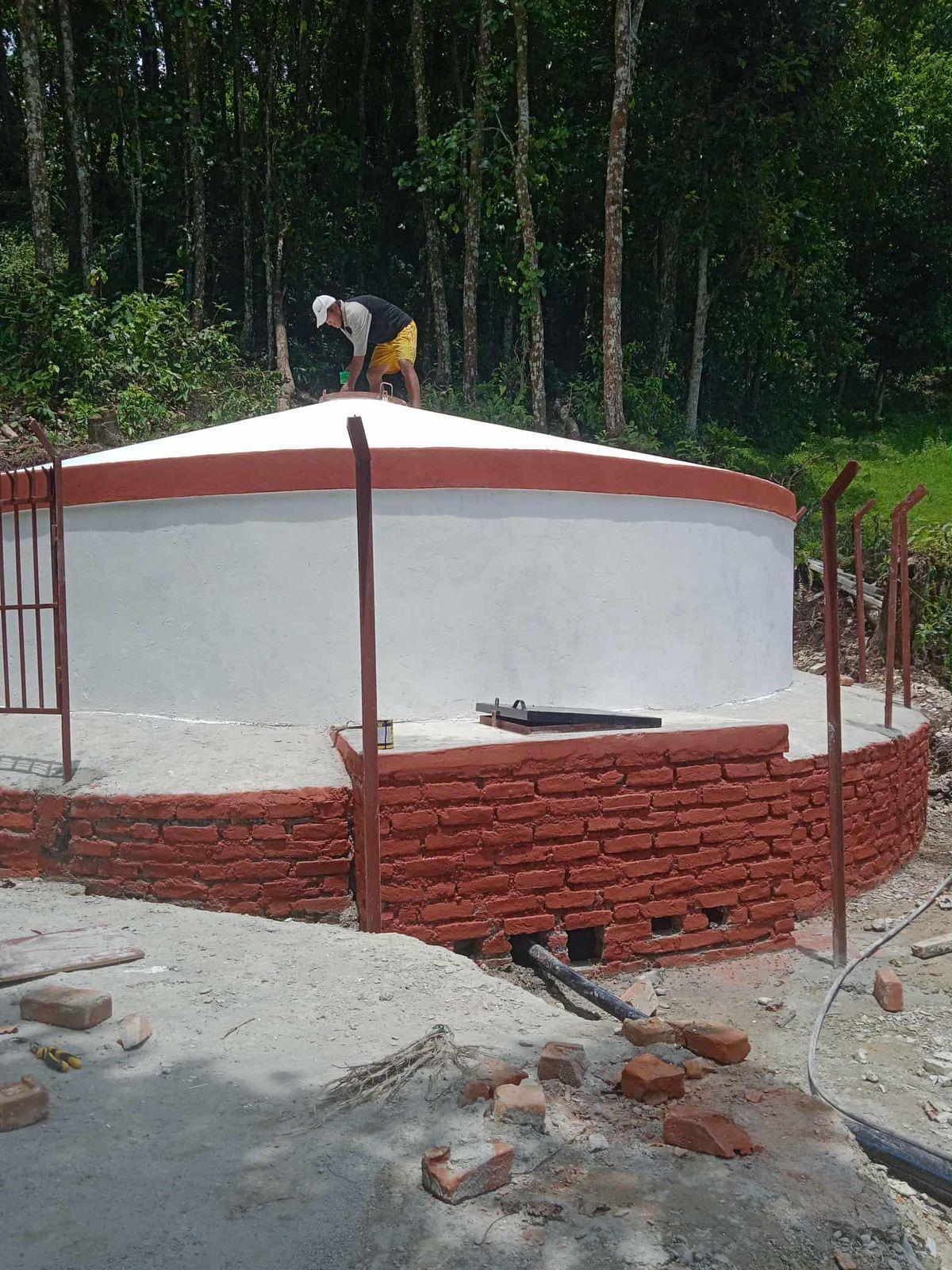 Una de las fuentes construida en casa de una familia donde una mujer antes tenia que ir a buscar agua al manantial con garrafas dos o tres veces al día