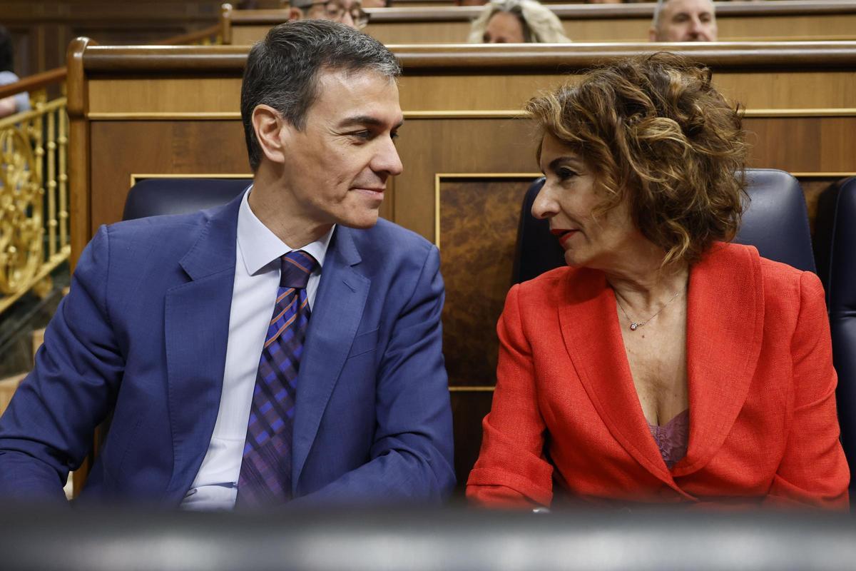 El presidente del Gobierno, Pedro Sánchez junto a María Jesús Montero a su llegada el pasado 25 demarzo de 2026, al pleno del Congreso de los Diputados en Madrid