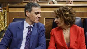 El presidente del Gobierno, Pedro Sánchez junto a María Jesús Montero a su llegada el pasado 25 demarzo de 2026, al pleno del Congreso de los Diputados en Madrid