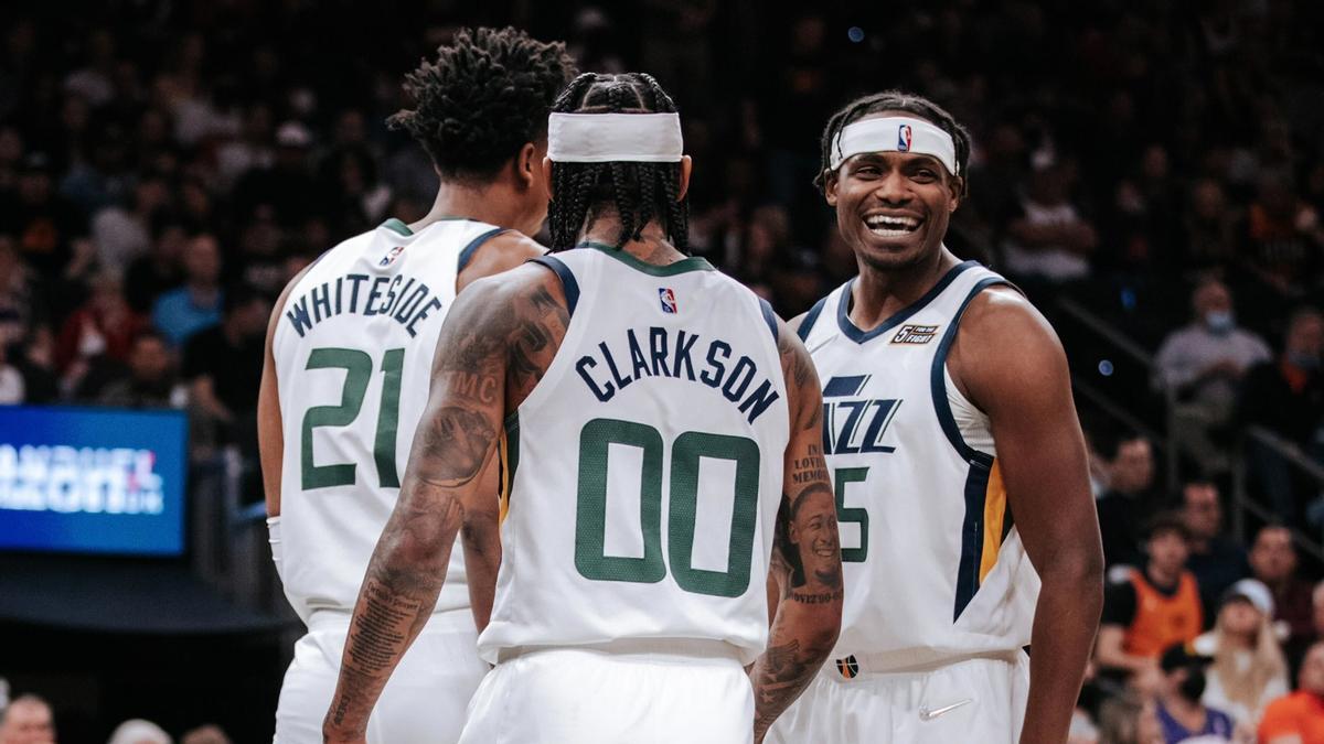 Los jugadores del Utah Jazz celebran su victoria