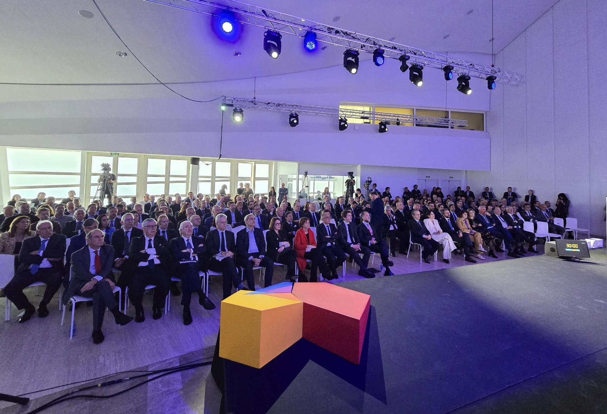 El poder político y empresarial se cita en Santiago
