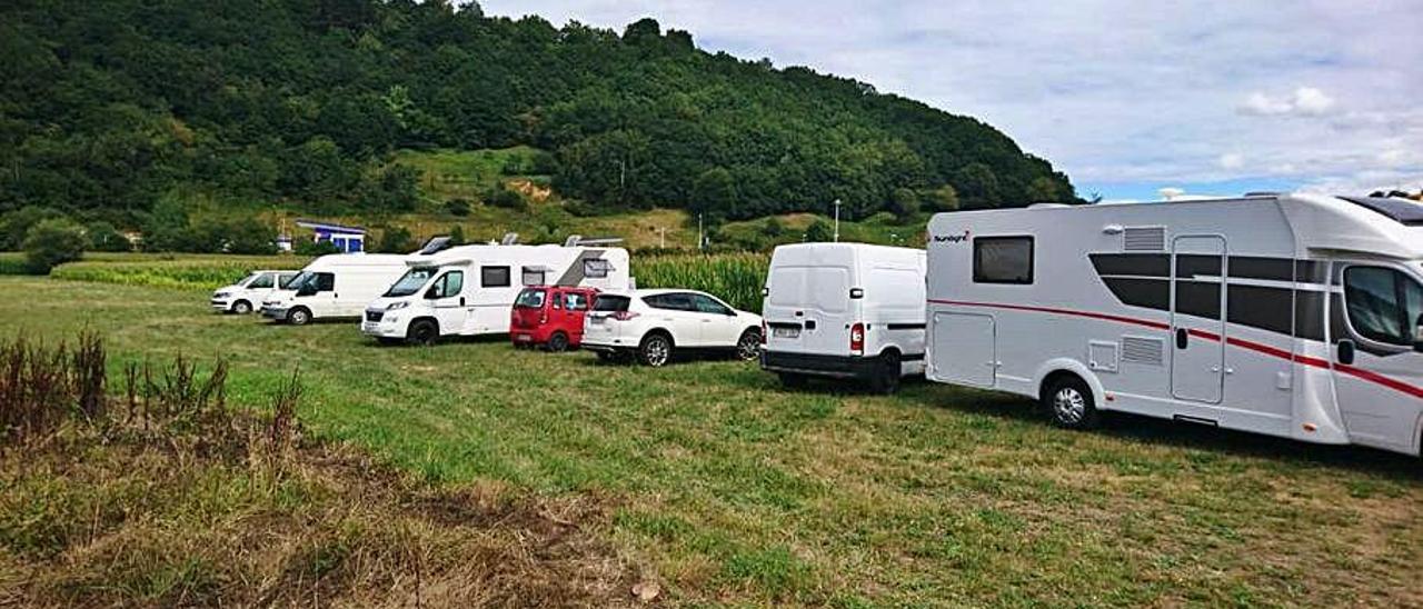 Autocaravanas y coches en una finca privada en Cangas de Onís.