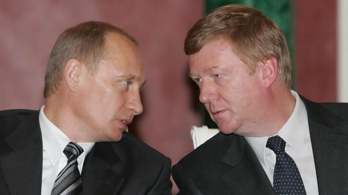 MOS18.MOSCU. (RUSIA).1/7/2005.-El presidente ruso Vladimir Putin (i) conversa con el jefe del monopolio eléctrico ruso Sistema Energético Unico, Anatoly Chubais (d), durante la firma de un convenio de cooperación entre la compañía y la Corporación estatal de redes eléctricas china, hoy 1 de julio de 2005 en Moscú.Las negociaciones entre los presidentes ruso, Vladímir Putin, y chino, Hu Jintao, concluyeron hoy con la firma de una declaración política &quot;sobre el orden mundial en el siglo XXI&quot; y varios acuerdos de cooperación económica y financiera.EFE /YURI KOCHETKOV