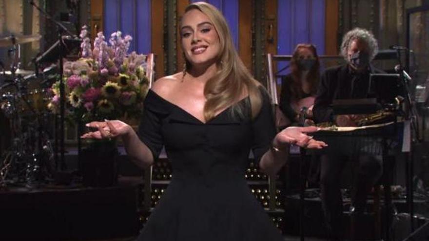 Adele reaparece y bromea sobre su pérdida de peso