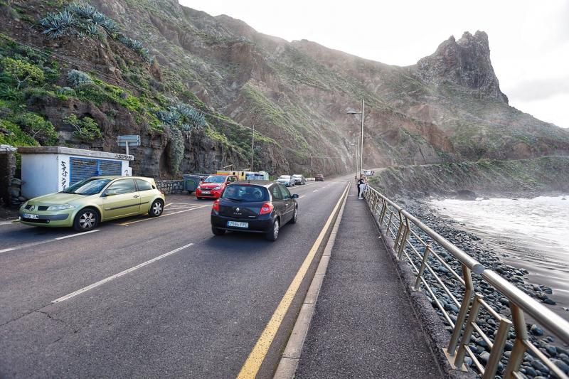 Falta de aparcamiento en las playas de Roque de las Bodegas y Almáciga, en Anaga