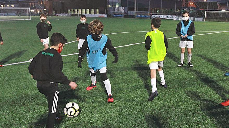 Entrenamiento del fútbol base del Club Pabellón. |  // IÑAKI OSORIO