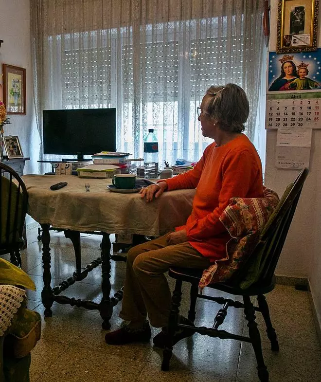 «Tengo 86 años y no me han llamado porque dicen que no tengo móvil»