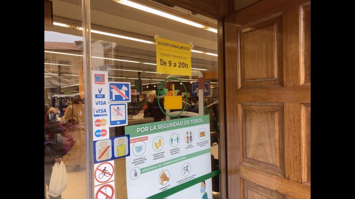 Los clientes hacen "malabarismos con los horarios laborales" para comprar antes de las ocho de la tarde en los supermercados
