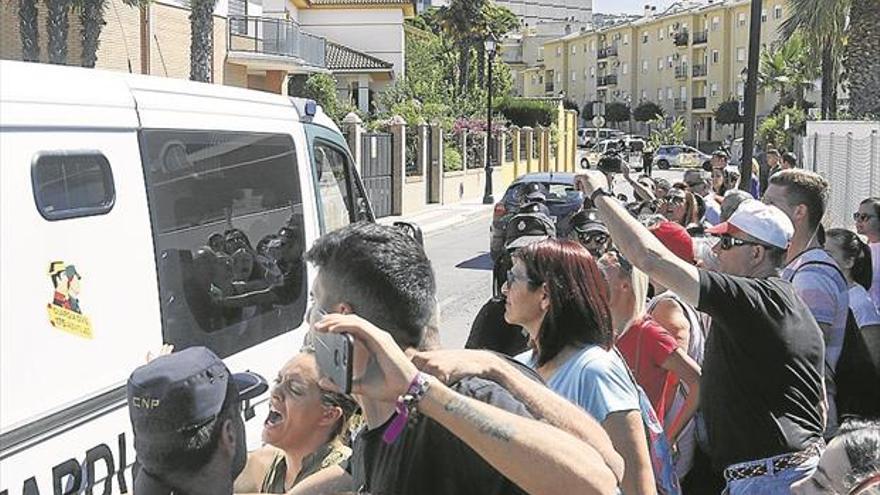 La muerte de un joven apuñalado mientras estaba con una chica conmociona la ciudad