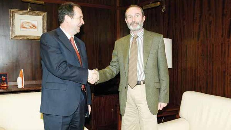 El alcalde, Abel Caballero, se reunió con el director del aeropuerto, Antonio García
