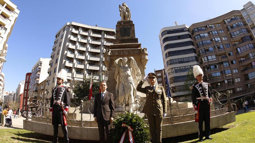 ¿A quién retrata el monumento de los héroes de La Reconquista?