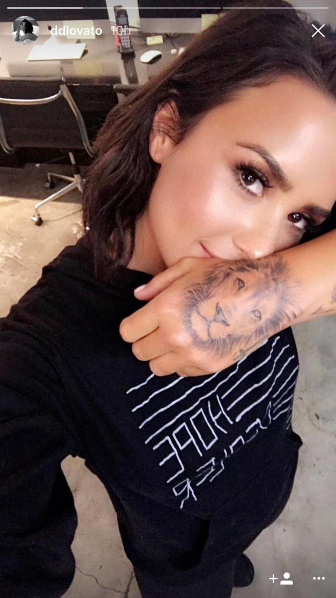 Demi Lovato tatuaje mano león