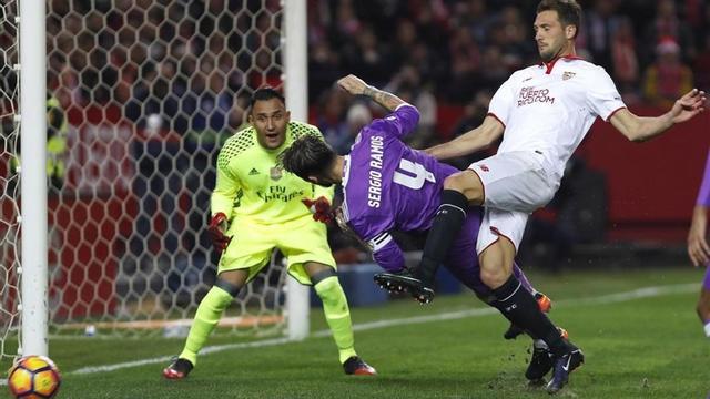 Keylor Navas observa el despeje de Sergio Ramos ante el sevillista Franco Vázquez