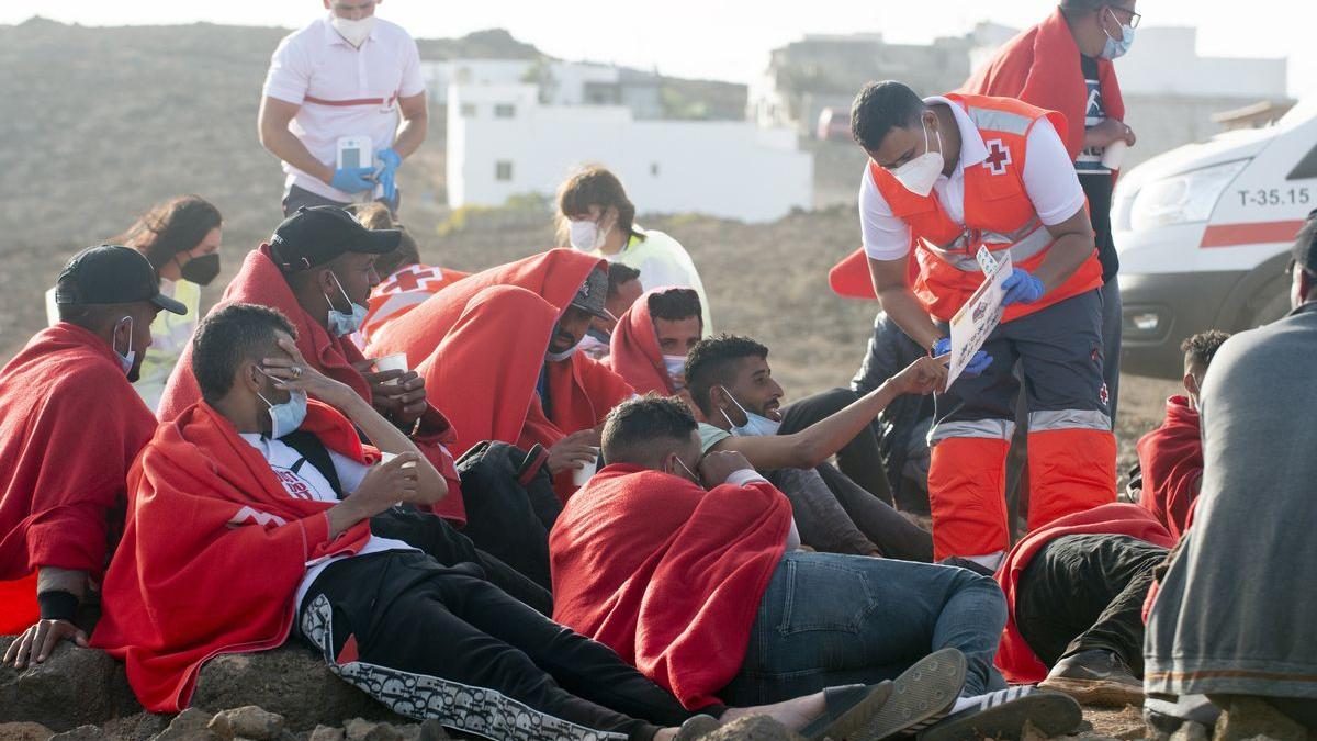 Salvamento Marítimo rescata a un grupo de inmigrantes a su llegada a Lanzarote el pasado julio.