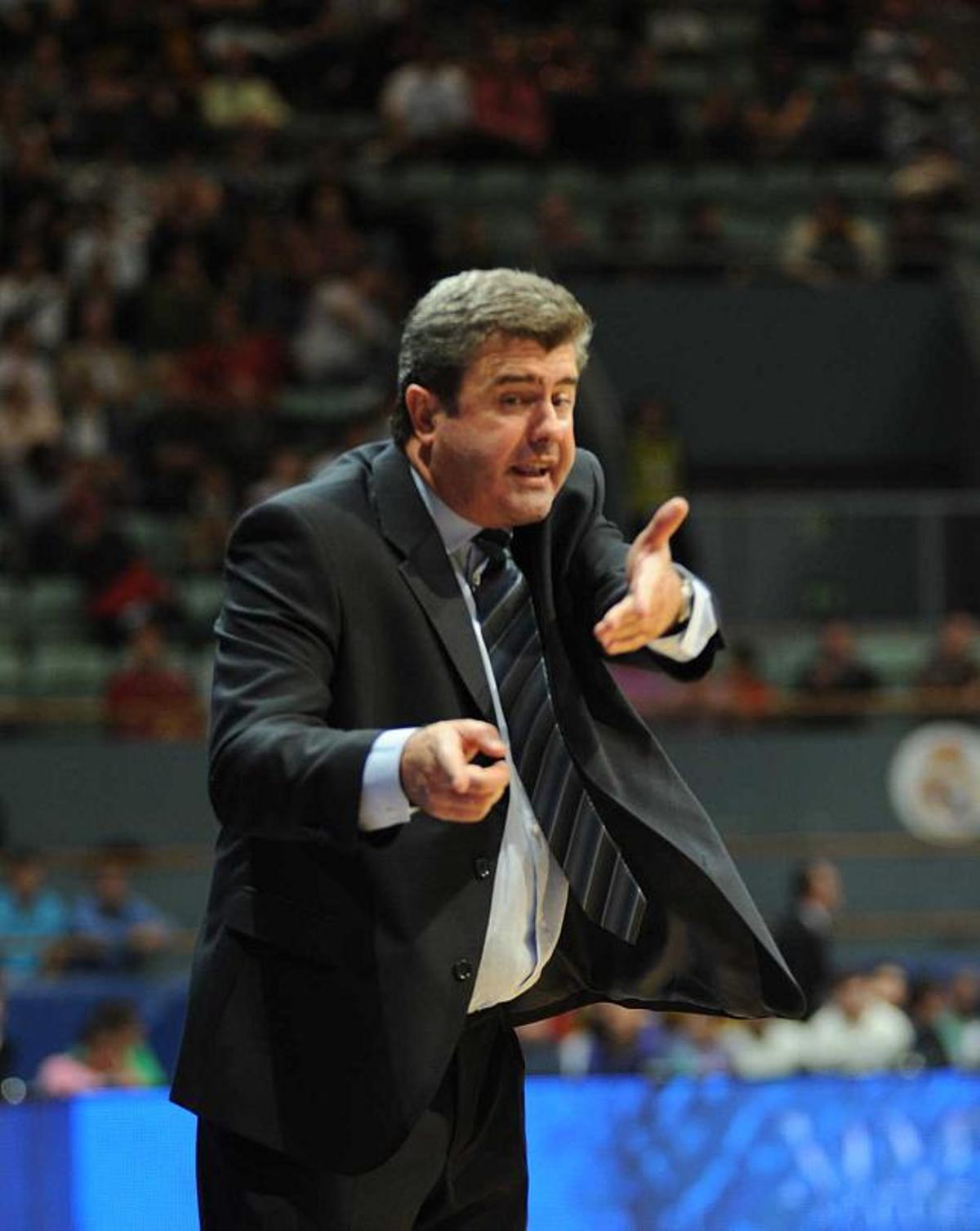 Óscar Quintana gesticula durante el partido de ayer