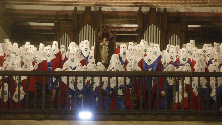 Una saeta invernal frustra la procesión del Santo Encuentro de Avilés