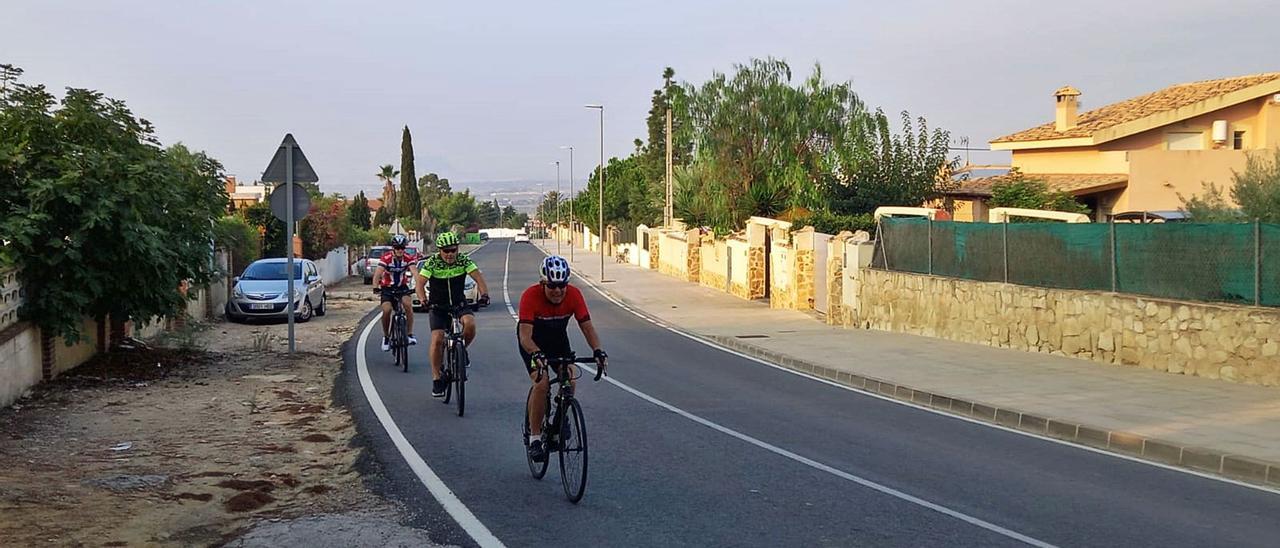 Tres ciclistas circulan por el tramo reformado en 2015 de la CV-773, que carecen de arcén al quedar por urbanizar el margen izquierdo, donde se proyecta un carril bici. |