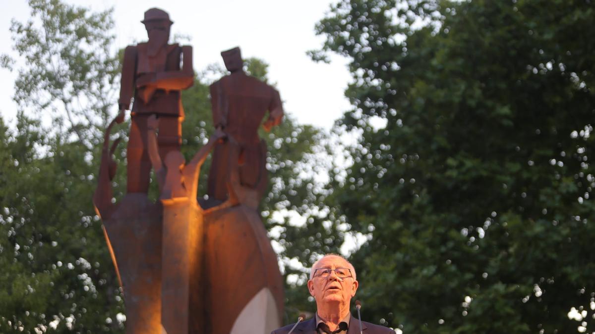 El alcalde de Paiporta, Vicent Ciscar, junto a la escultura