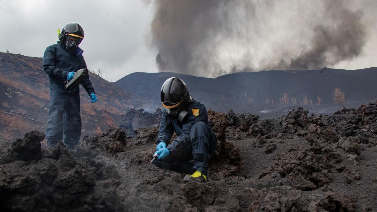 La UME mide la calidad del aire tras la erupción del volcán de La Palma