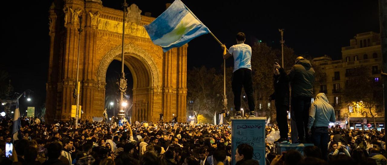 Seguidores de Argentina celebran la victoria en el Arc de Triomf.