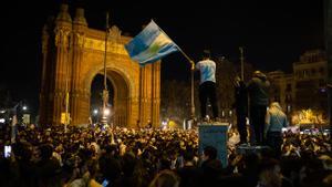 Seguidores de Argentina celebran la victoria en el Arc de Triomf.